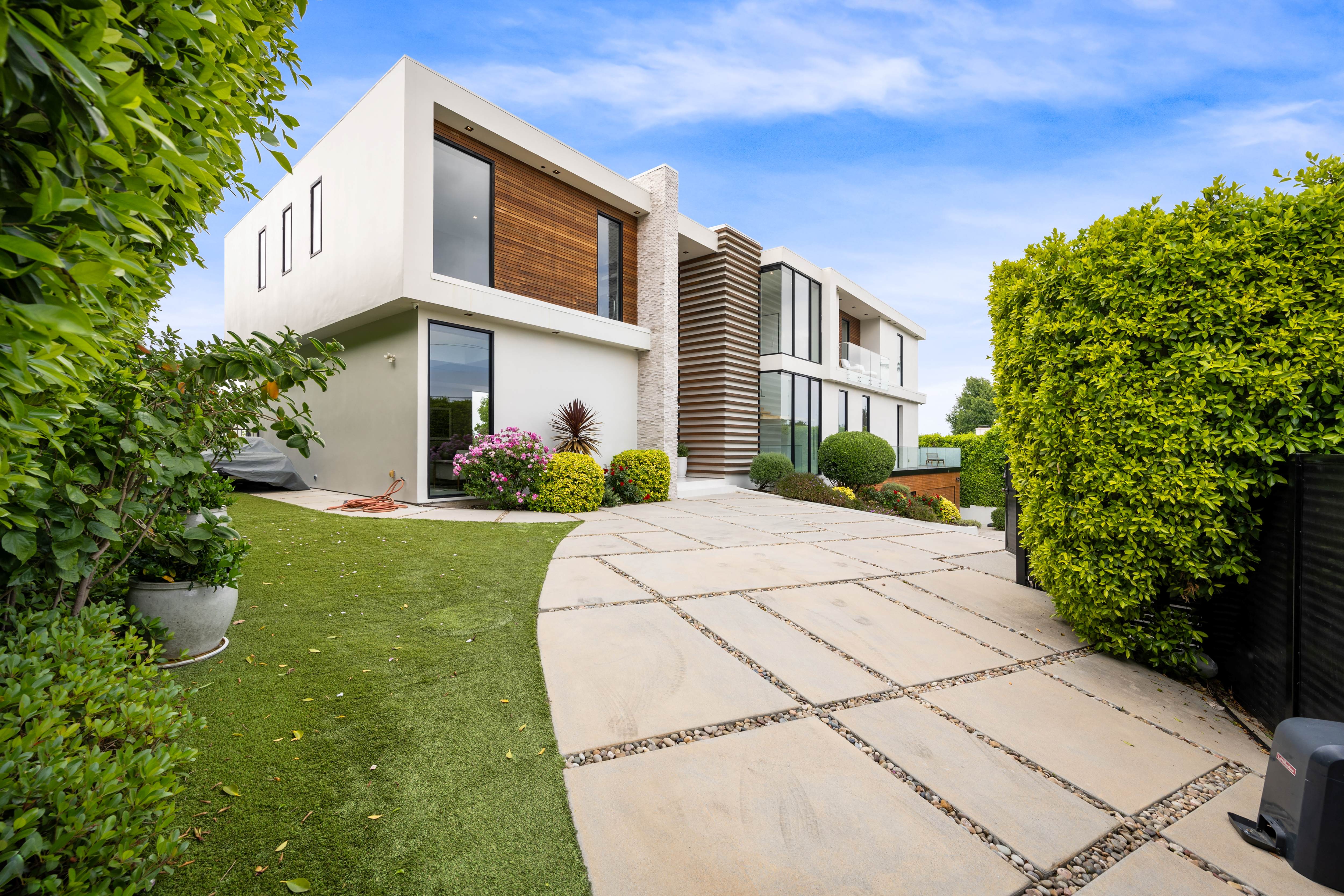 Are you looking for a large foreign currency mortgage to buy a holiday home?