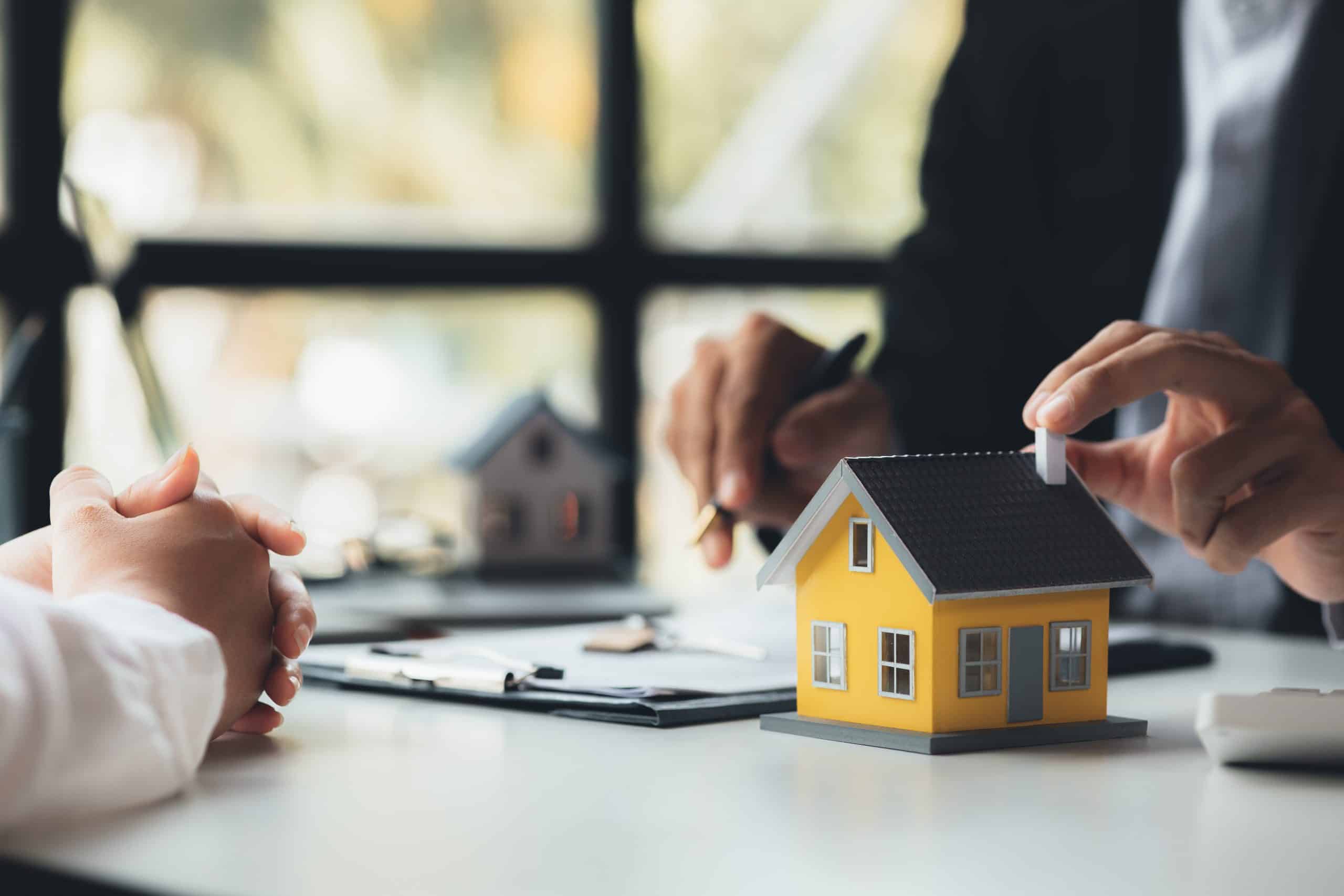 Tracker vs Fixed Rate Mortgages Explained (UK Guide)